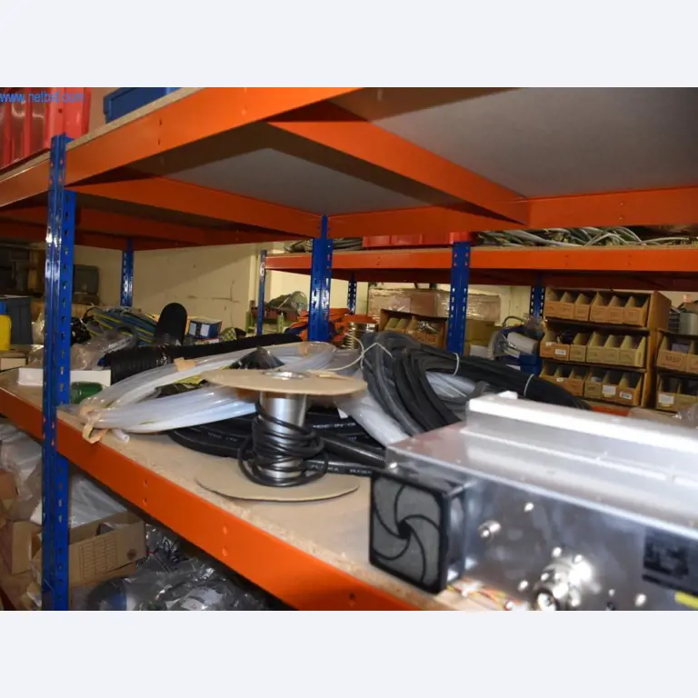 Rozsáhlé zásoby vývěv, měřicích přístrojů, náhradních dílů a příslušenství-36