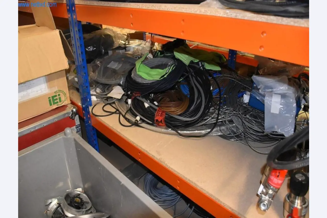 Rozsáhlé zásoby vývěv, měřicích přístrojů, náhradních dílů a příslušenství-37