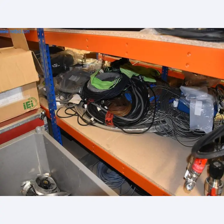 Rozsáhlé zásoby vývěv, měřicích přístrojů, náhradních dílů a příslušenství-37