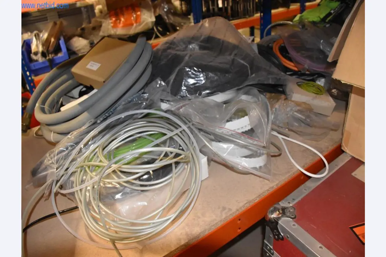 Rozsáhlé zásoby vývěv, měřicích přístrojů, náhradních dílů a příslušenství-38