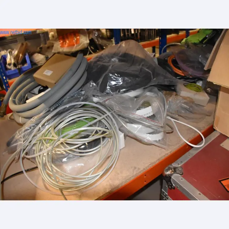 Rozsáhlé zásoby vývěv, měřicích přístrojů, náhradních dílů a příslušenství-38