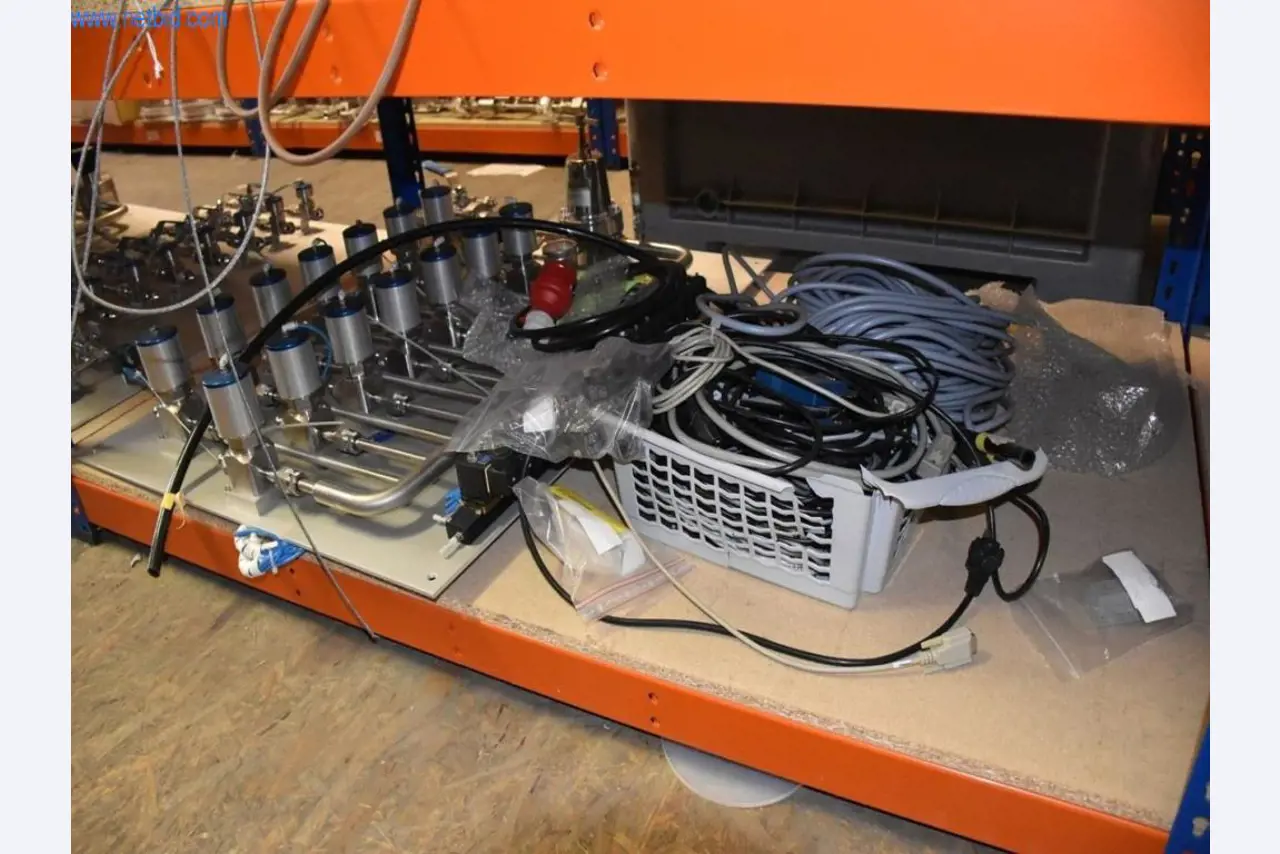 Rozsáhlé zásoby vývěv, měřicích přístrojů, náhradních dílů a příslušenství-39