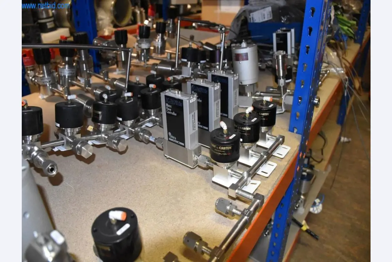 Rozsáhlé zásoby vývěv, měřicích přístrojů, náhradních dílů a příslušenství-3