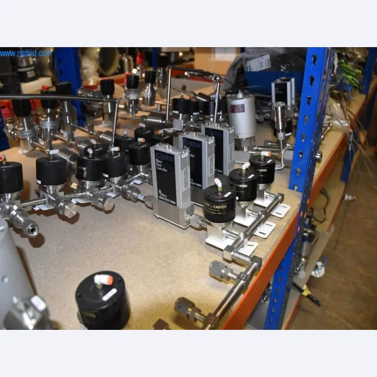 Rozsáhlé zásoby vývěv, měřicích přístrojů, náhradních dílů a příslušenství-3