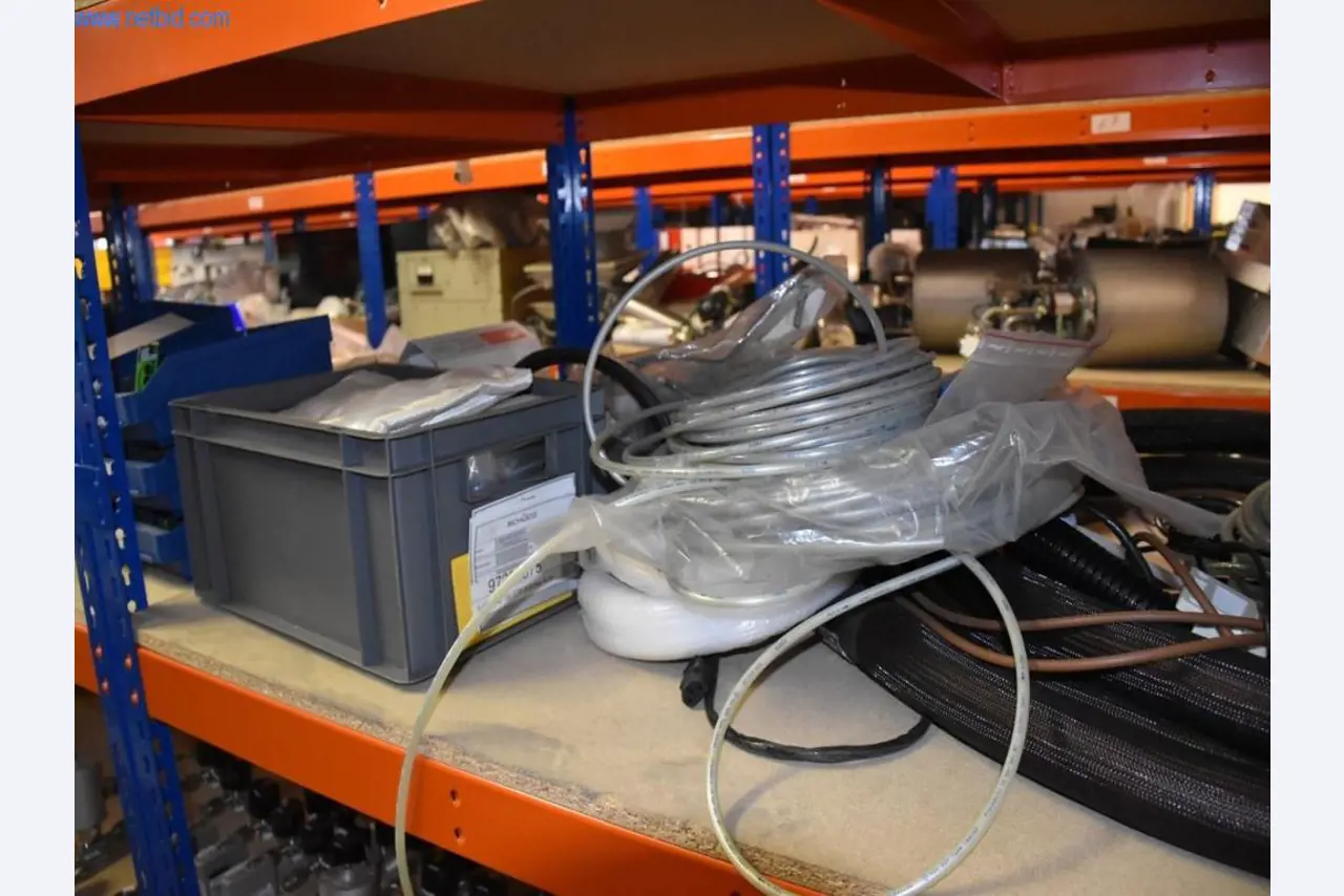 Rozsáhlé zásoby vývěv, měřicích přístrojů, náhradních dílů a příslušenství-40