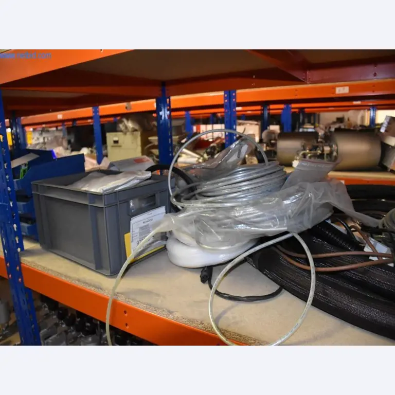 Rozsáhlé zásoby vývěv, měřicích přístrojů, náhradních dílů a příslušenství-40