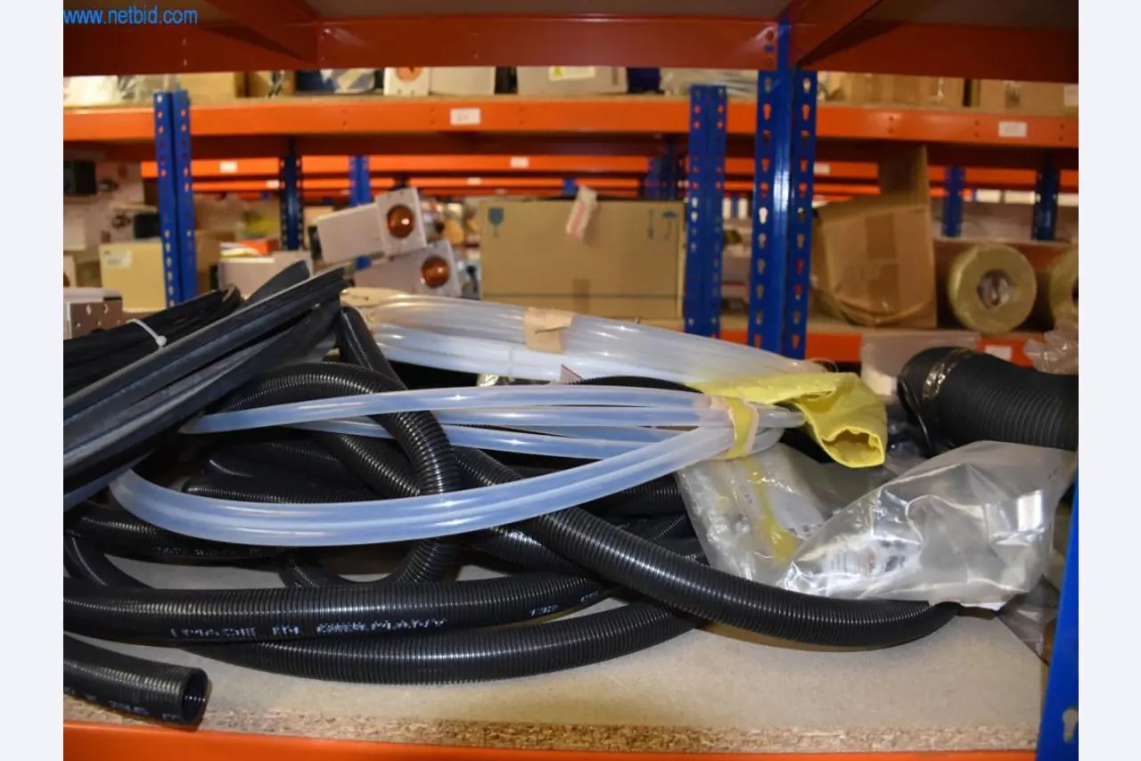 Rozsáhlé zásoby vývěv, měřicích přístrojů, náhradních dílů a příslušenství-42