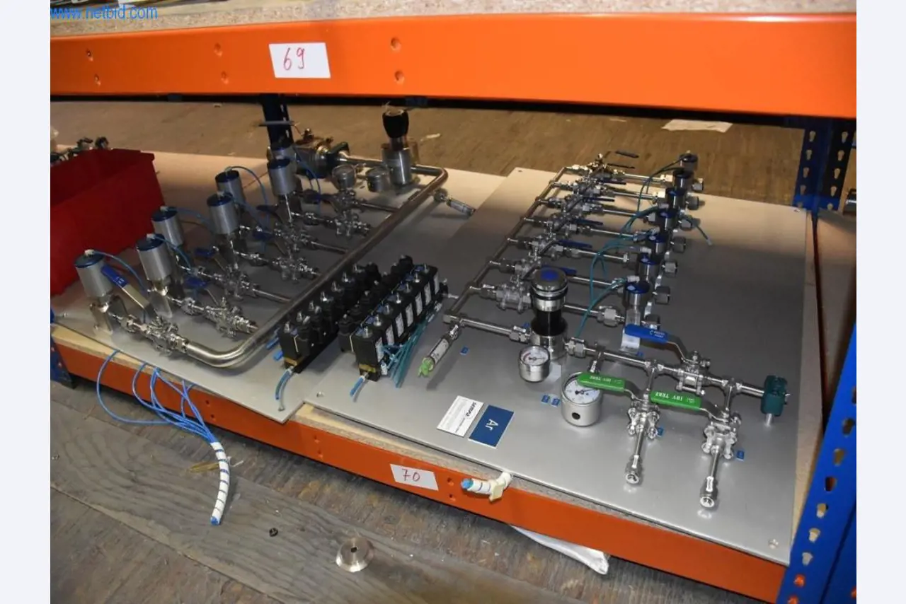 Rozsáhlé zásoby vývěv, měřicích přístrojů, náhradních dílů a příslušenství-43