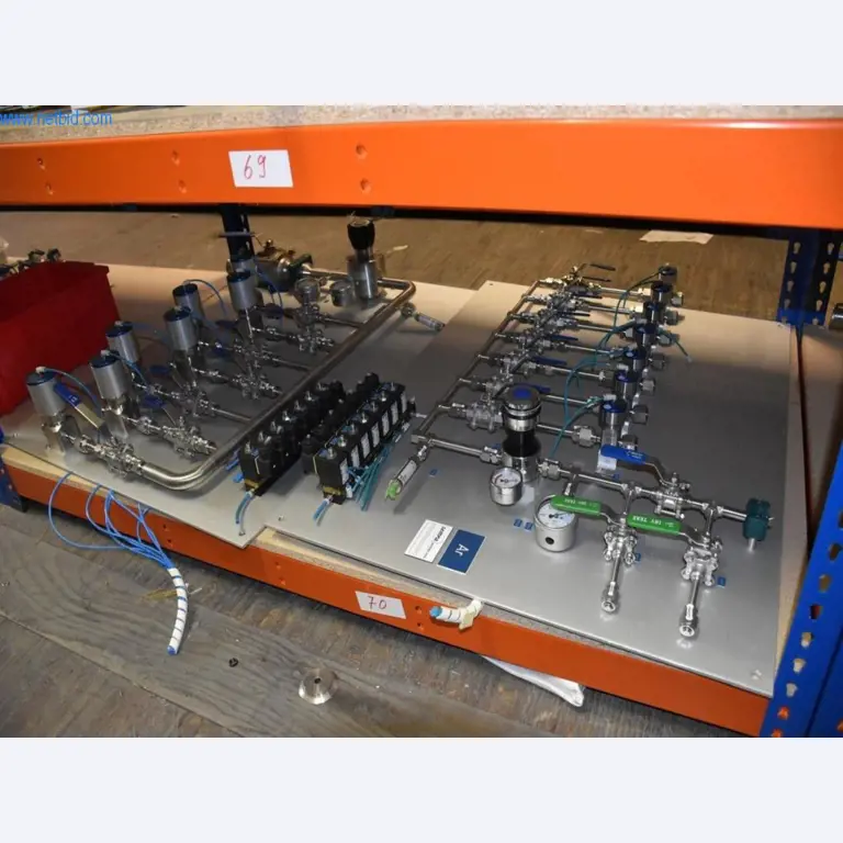 Rozsáhlé zásoby vývěv, měřicích přístrojů, náhradních dílů a příslušenství-43