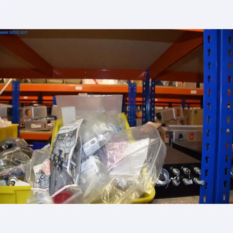 Rozsáhlé zásoby vývěv, měřicích přístrojů, náhradních dílů a příslušenství-8