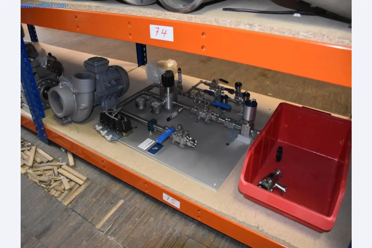 Rozsáhlé zásoby vývěv, měřicích přístrojů, náhradních dílů a příslušenství-9