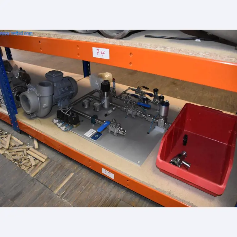 Rozsáhlé zásoby vývěv, měřicích přístrojů, náhradních dílů a příslušenství-9