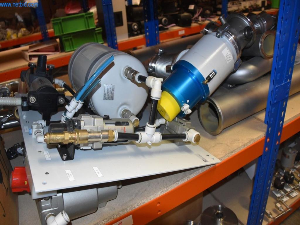 Obsežne zaloge vakuumskih črpalk, merilnih naprav, rezervnih delov in dodatne opreme-15