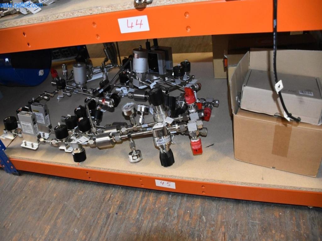 Obsežne zaloge vakuumskih črpalk, merilnih naprav, rezervnih delov in dodatne opreme-18