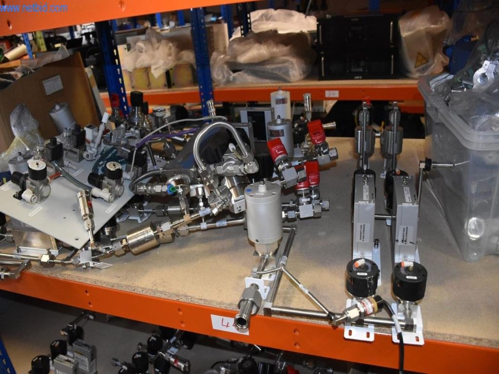 Obsežne zaloge vakuumskih črpalk, merilnih naprav, rezervnih delov in dodatne opreme-19