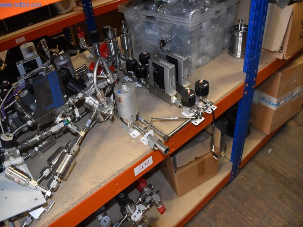 Obsežne zaloge vakuumskih črpalk, merilnih naprav, rezervnih delov in dodatne opreme-20