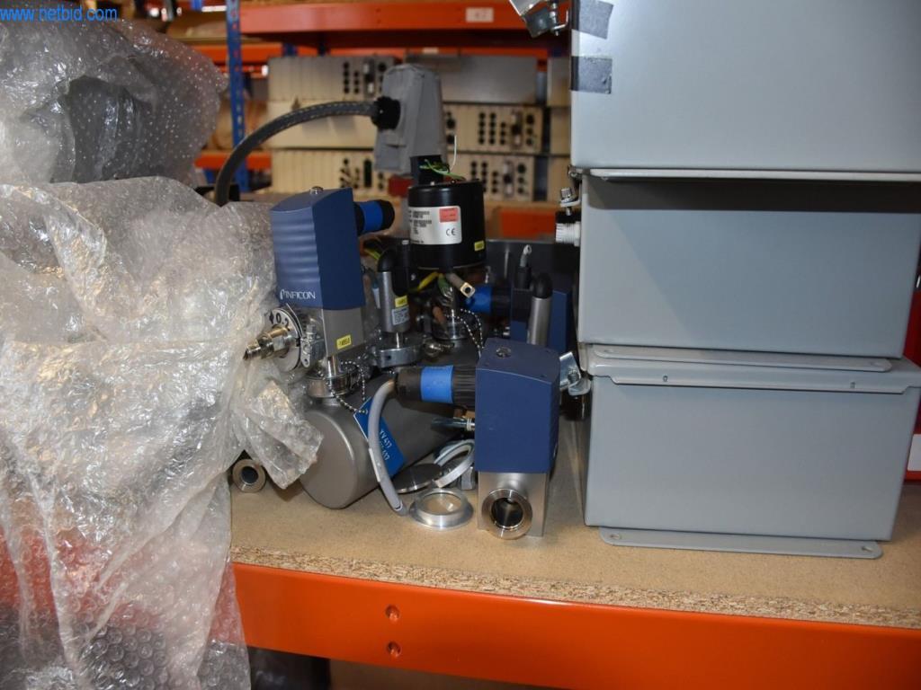 Obsežne zaloge vakuumskih črpalk, merilnih naprav, rezervnih delov in dodatne opreme-26