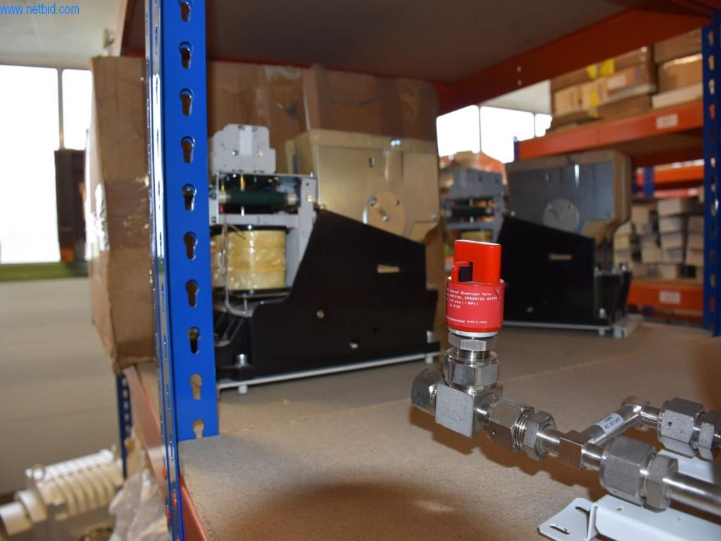 Obsežne zaloge vakuumskih črpalk, merilnih naprav, rezervnih delov in dodatne opreme-28