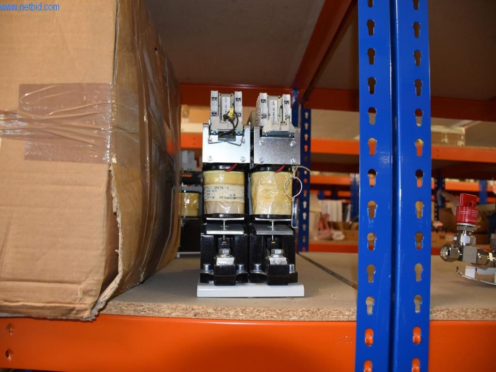 Obsežne zaloge vakuumskih črpalk, merilnih naprav, rezervnih delov in dodatne opreme-29