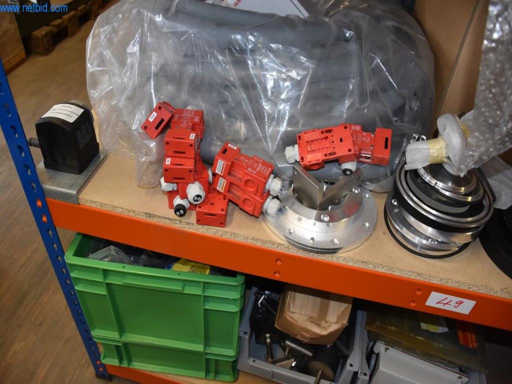 Obsežne zaloge vakuumskih črpalk, merilnih naprav, rezervnih delov in dodatne opreme-30