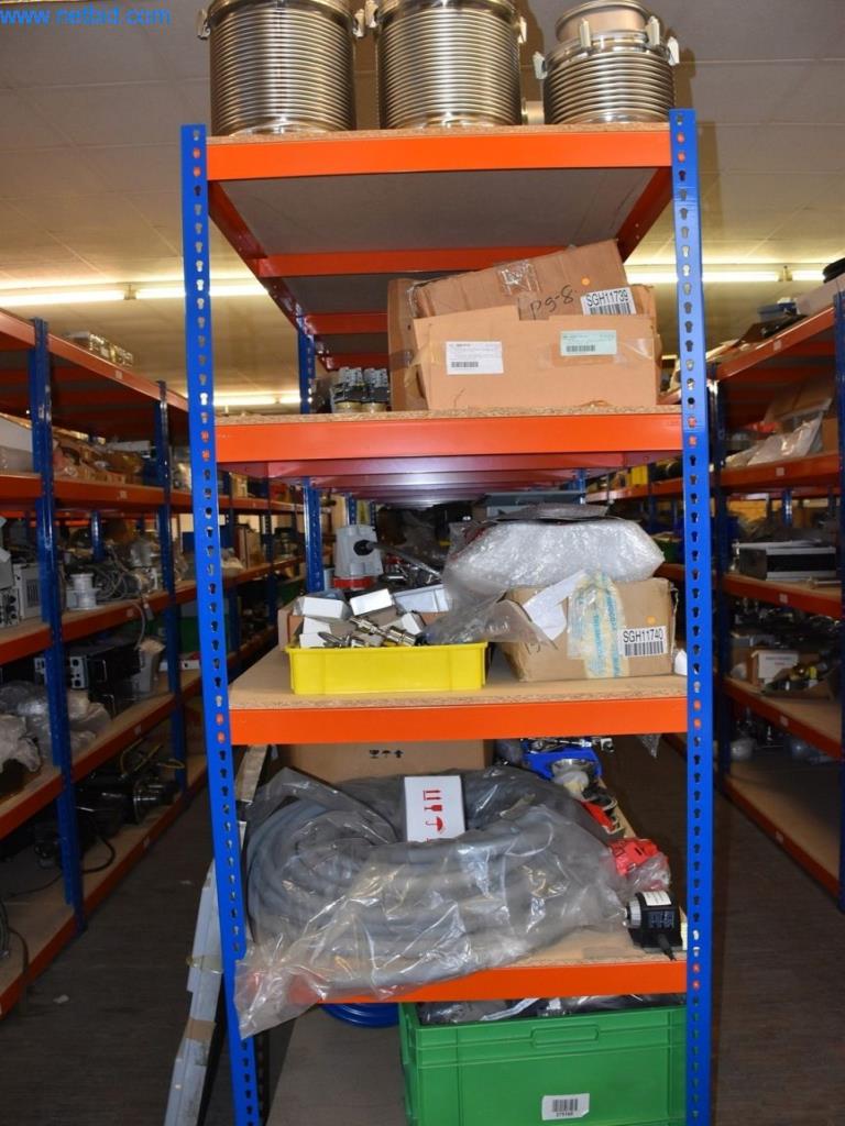 Obsežne zaloge vakuumskih črpalk, merilnih naprav, rezervnih delov in dodatne opreme-31