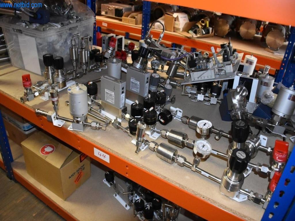 Obsežne zaloge vakuumskih črpalk, merilnih naprav, rezervnih delov in dodatne opreme-35