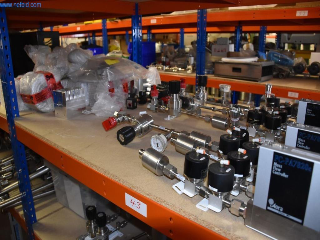 Obsežne zaloge vakuumskih črpalk, merilnih naprav, rezervnih delov in dodatne opreme-36