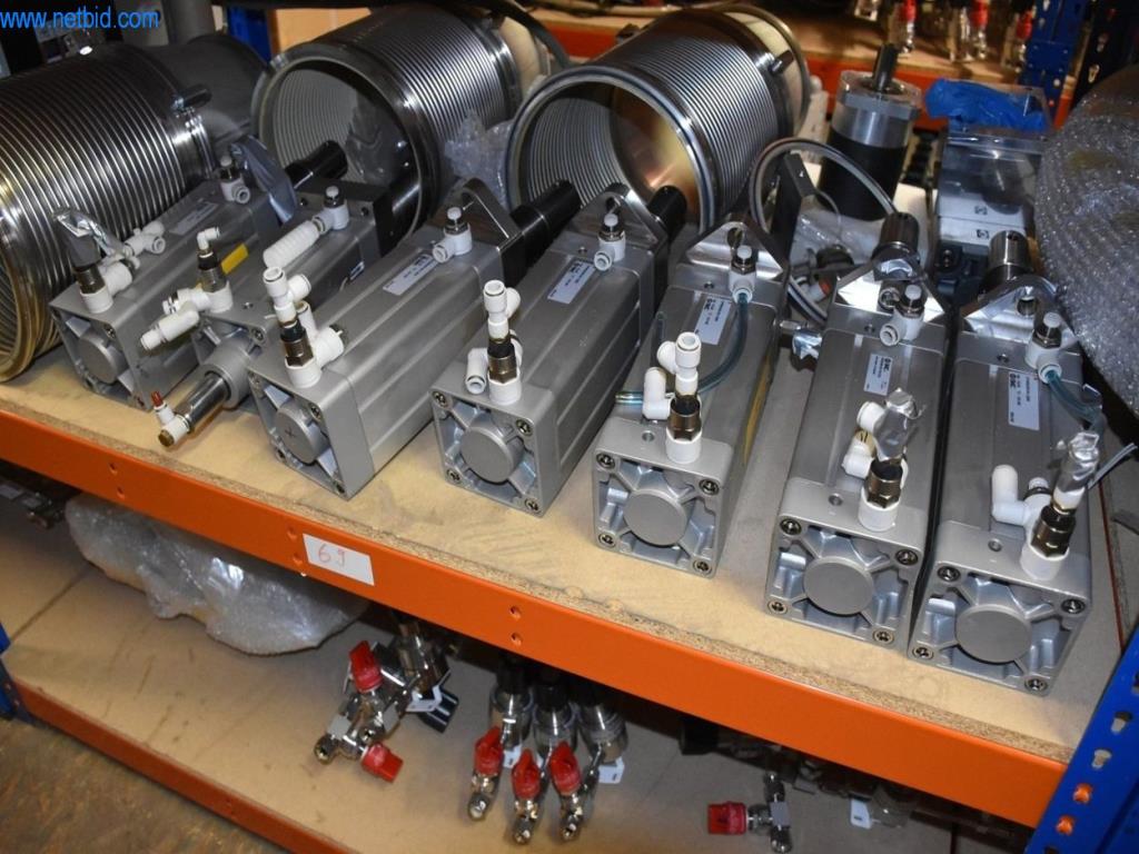 Obsežne zaloge vakuumskih črpalk, merilnih naprav, rezervnih delov in dodatne opreme-43