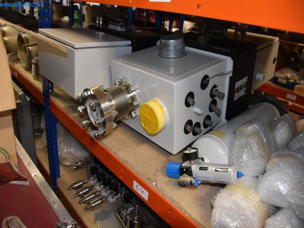 Obsežne zaloge vakuumskih črpalk, merilnih naprav, rezervnih delov in dodatne opreme-45