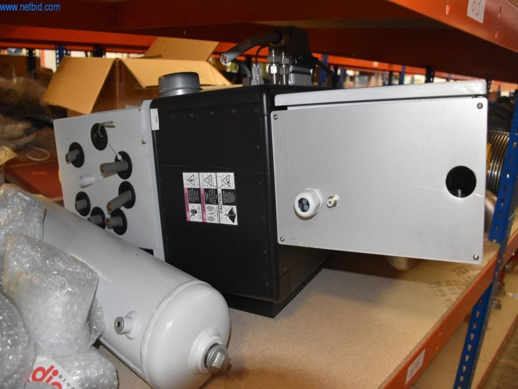 Obsežne zaloge vakuumskih črpalk, merilnih naprav, rezervnih delov in dodatne opreme-47