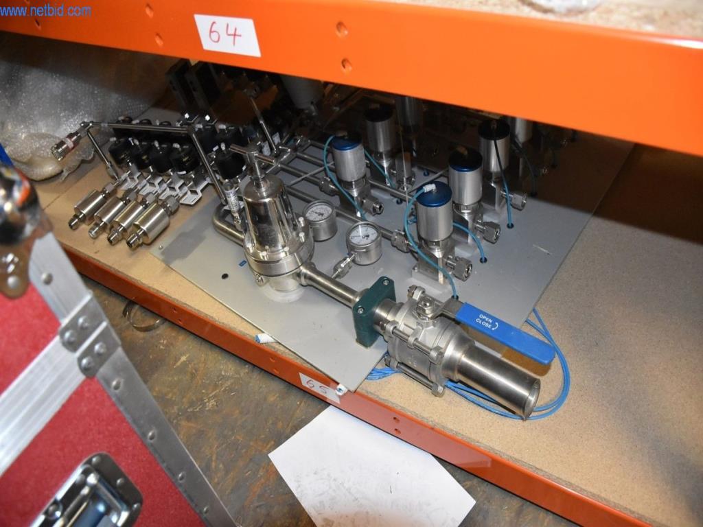 Obsežne zaloge vakuumskih črpalk, merilnih naprav, rezervnih delov in dodatne opreme-53