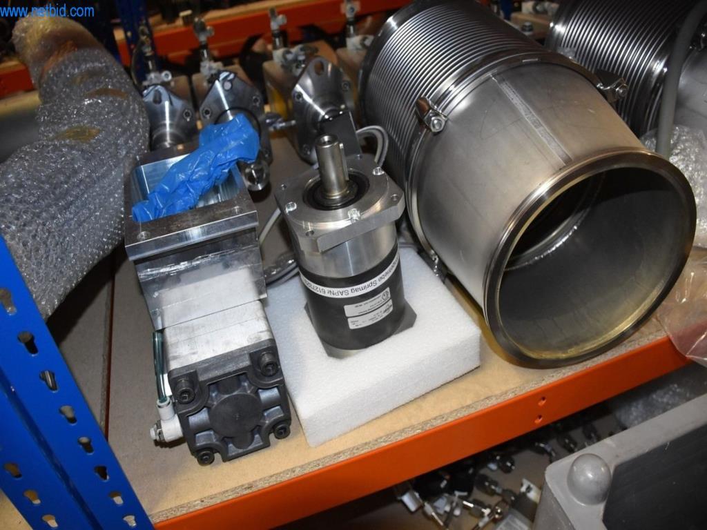 Obsežne zaloge vakuumskih črpalk, merilnih naprav, rezervnih delov in dodatne opreme-5