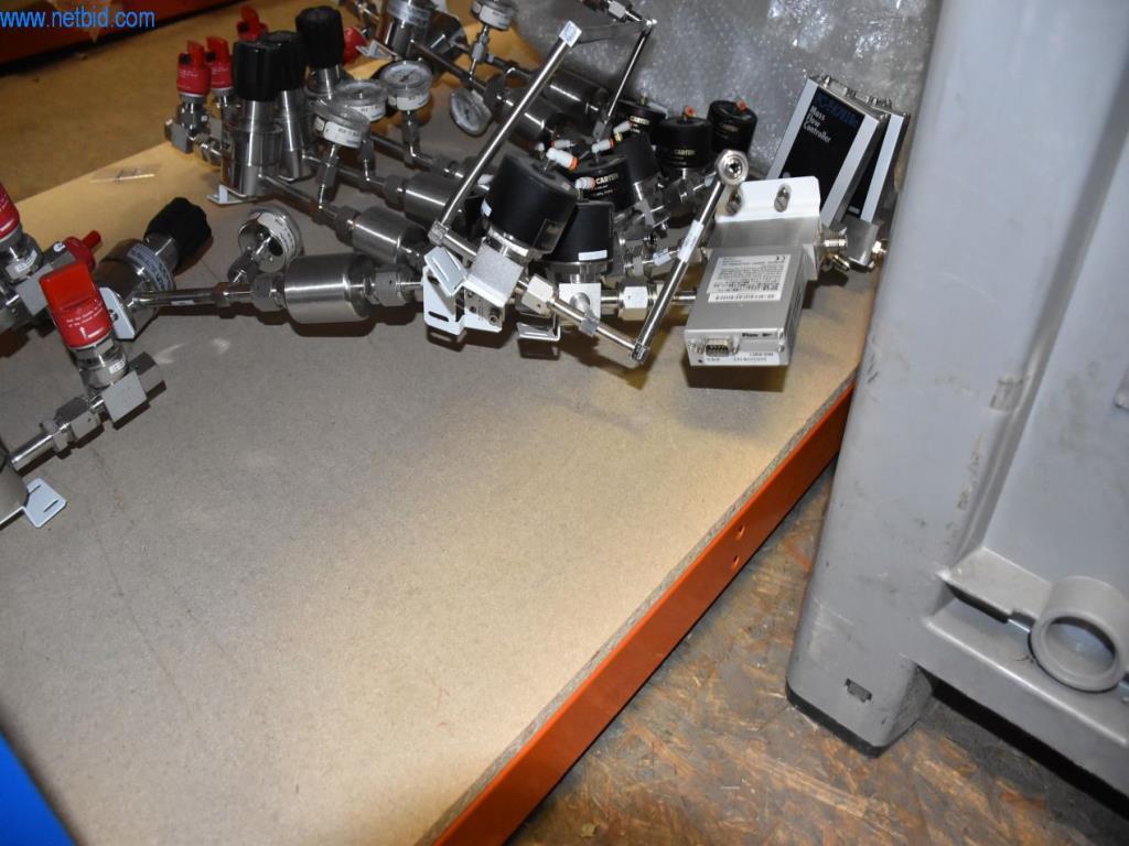 Obsežne zaloge vakuumskih črpalk, merilnih naprav, rezervnih delov in dodatne opreme-6