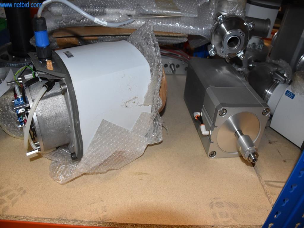 Obsežne zaloge vakuumskih črpalk, merilnih naprav, rezervnih delov in dodatne opreme-11