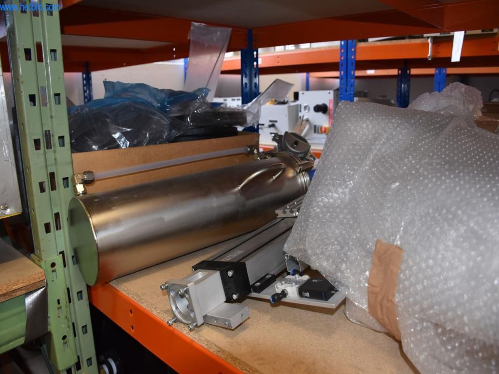 Obsežne zaloge vakuumskih črpalk, merilnih naprav, rezervnih delov in dodatne opreme-29