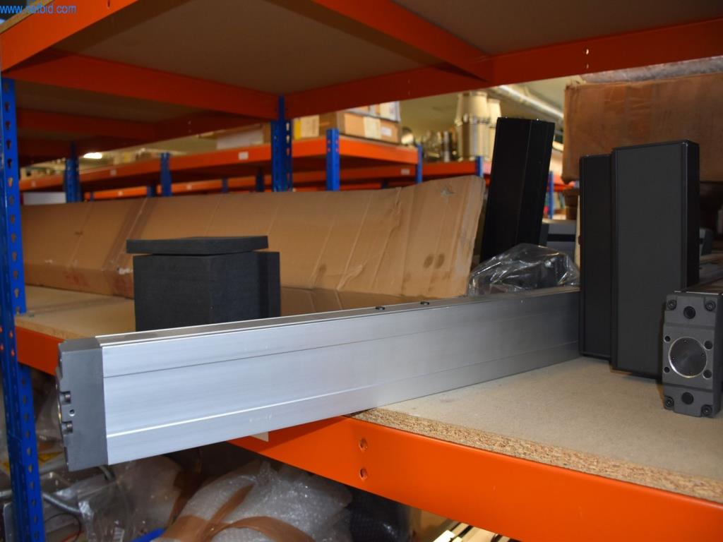 Obsežne zaloge vakuumskih črpalk, merilnih naprav, rezervnih delov in dodatne opreme-35