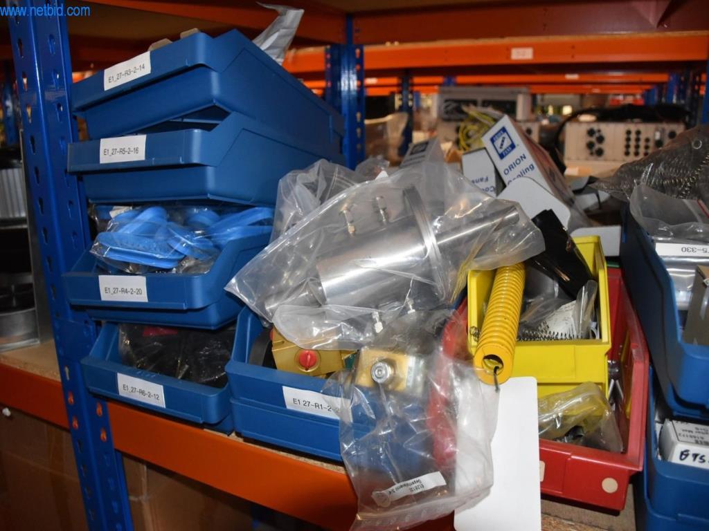 Obsežne zaloge vakuumskih črpalk, merilnih naprav, rezervnih delov in dodatne opreme-42