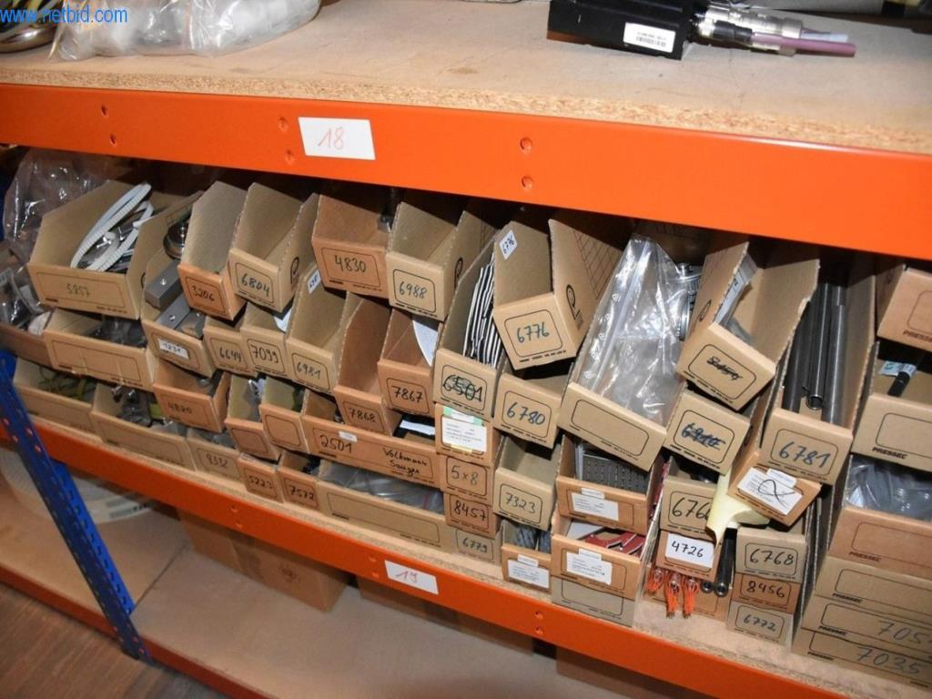 Obsežne zaloge vakuumskih črpalk, merilnih naprav, rezervnih delov in dodatne opreme-51