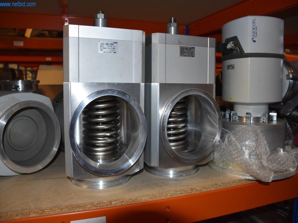 Obsežne zaloge vakuumskih črpalk, merilnih naprav, rezervnih delov in dodatne opreme-55