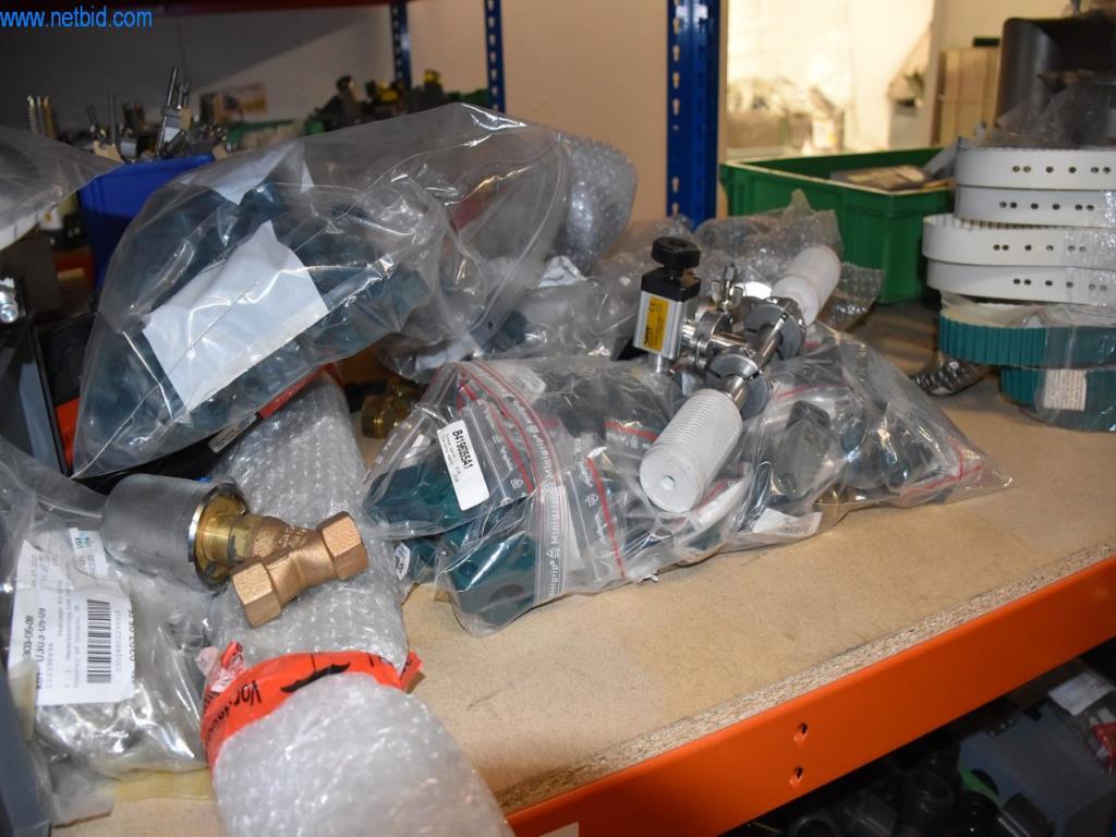 Obsežne zaloge vakuumskih črpalk, merilnih naprav, rezervnih delov in dodatne opreme-13