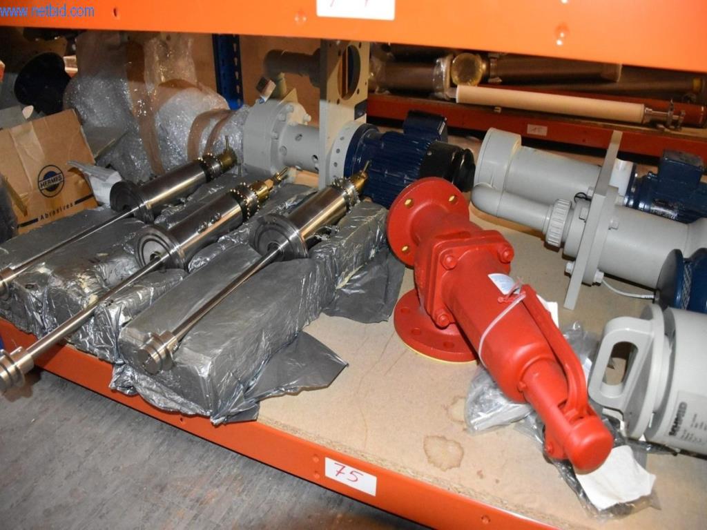 Obsežne zaloge vakuumskih črpalk, merilnih naprav, rezervnih delov in dodatne opreme-16