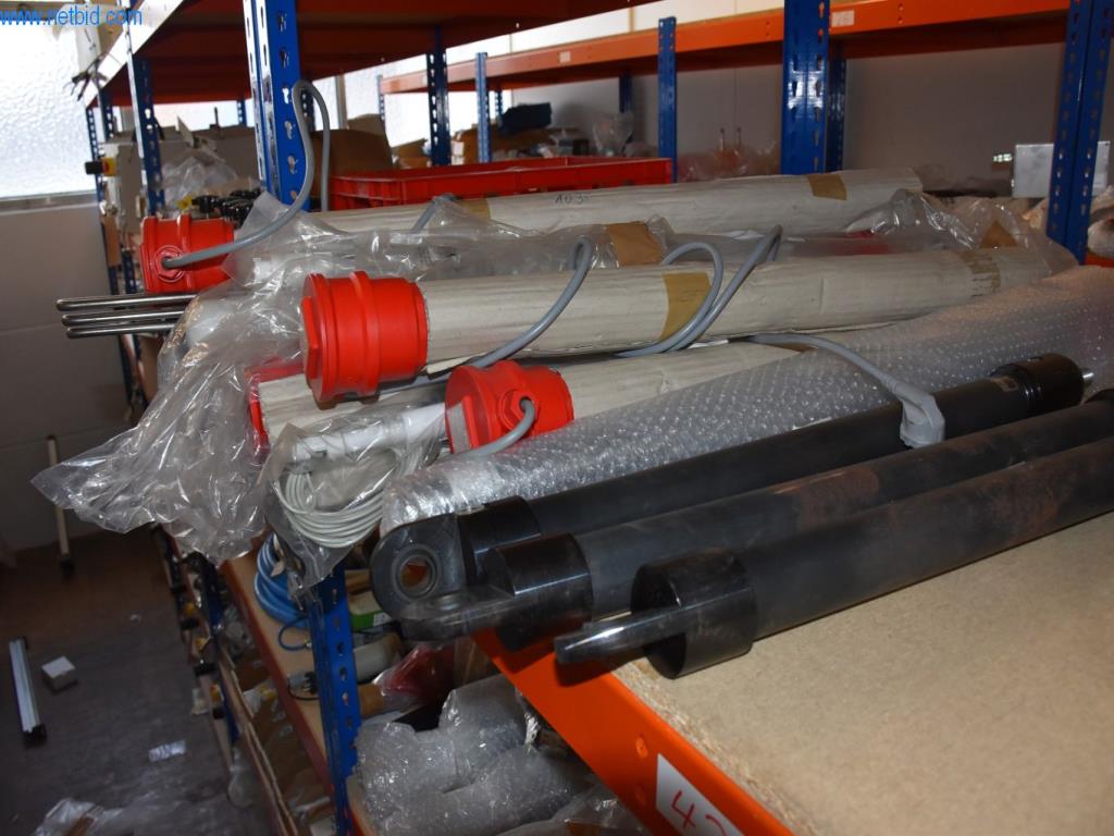 Obsežne zaloge vakuumskih črpalk, merilnih naprav, rezervnih delov in dodatne opreme-27