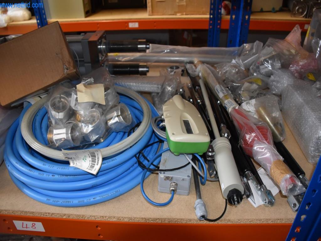 Obsežne zaloge vakuumskih črpalk, merilnih naprav, rezervnih delov in dodatne opreme-30