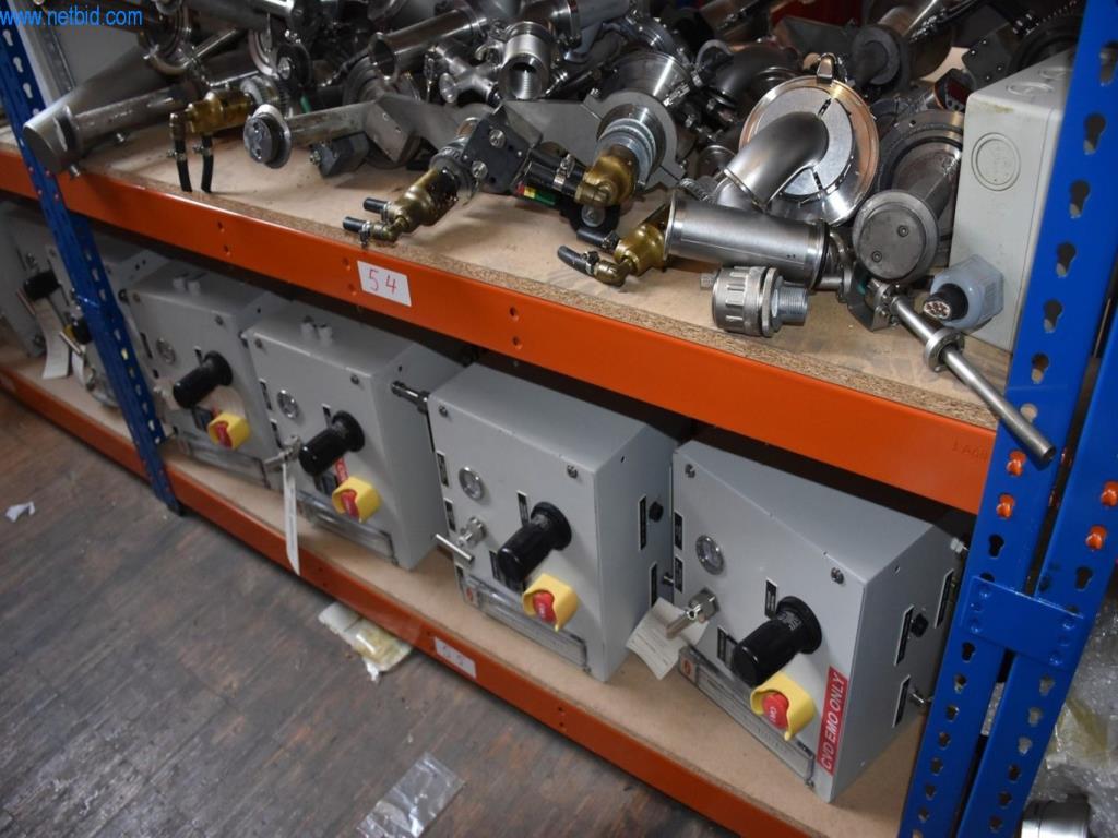 Obsežne zaloge vakuumskih črpalk, merilnih naprav, rezervnih delov in dodatne opreme-32