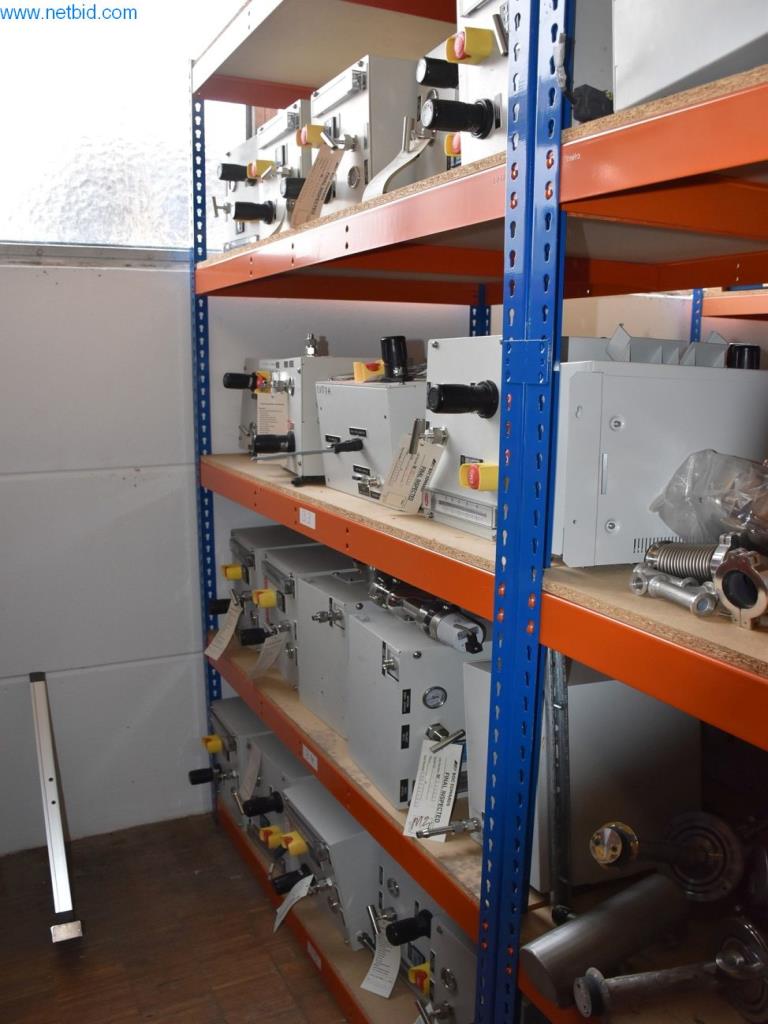 Obsežne zaloge vakuumskih črpalk, merilnih naprav, rezervnih delov in dodatne opreme-36