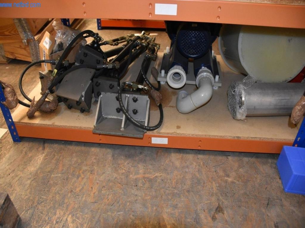 Obsežne zaloge vakuumskih črpalk, merilnih naprav, rezervnih delov in dodatne opreme-44