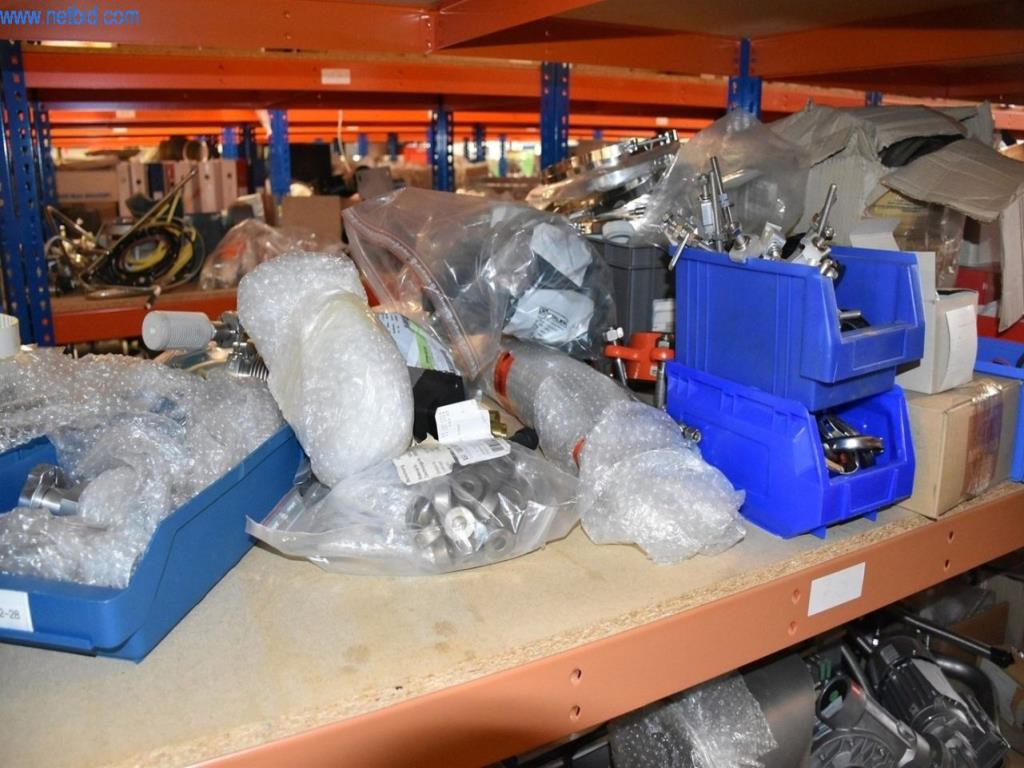 Obsežne zaloge vakuumskih črpalk, merilnih naprav, rezervnih delov in dodatne opreme-55