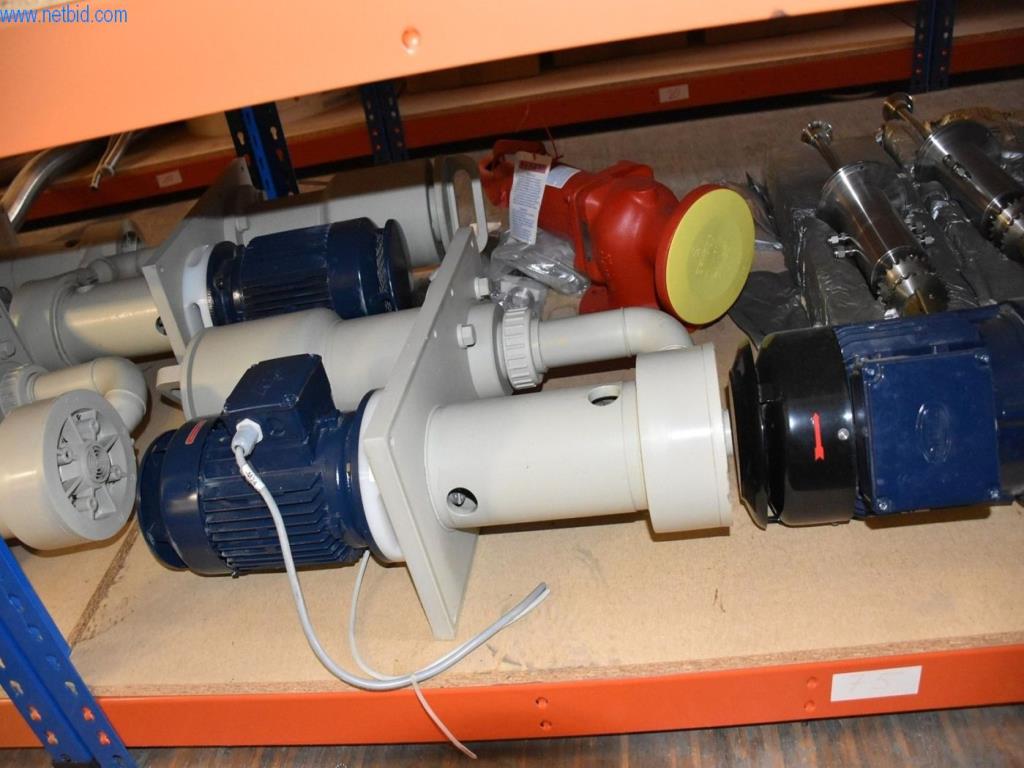 Obsežne zaloge vakuumskih črpalk, merilnih naprav, rezervnih delov in dodatne opreme-59