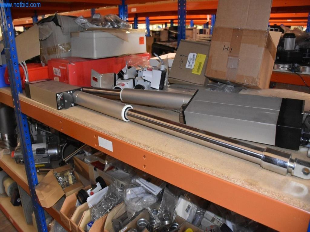 Obsežne zaloge vakuumskih črpalk, merilnih naprav, rezervnih delov in dodatne opreme-61