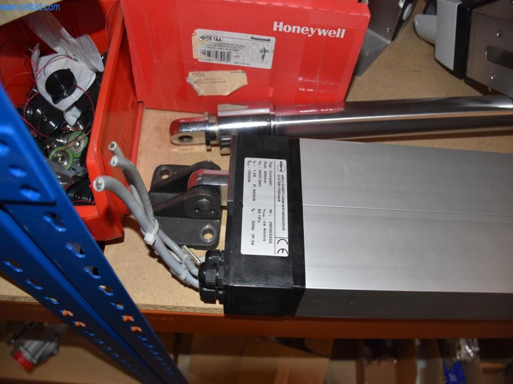 Obsežne zaloge vakuumskih črpalk, merilnih naprav, rezervnih delov in dodatne opreme-62